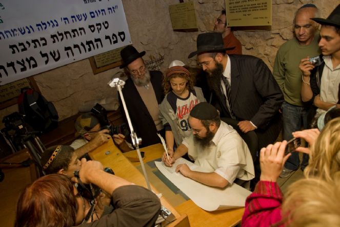 כתיבת ספר תורה על המצדה.jpg